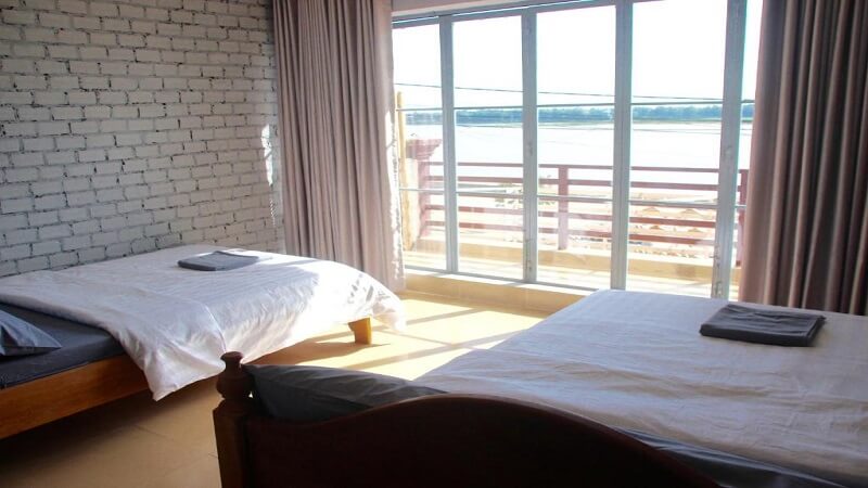 Twin room with shared bathroom