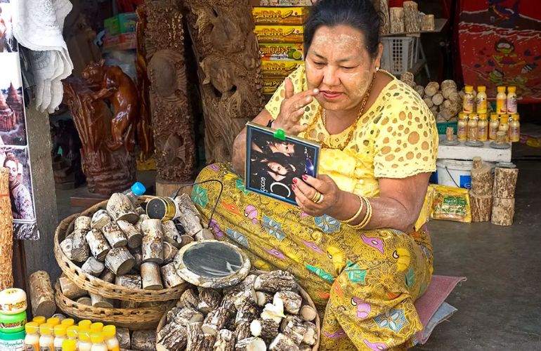 Yangon shop owner applies Thanakha