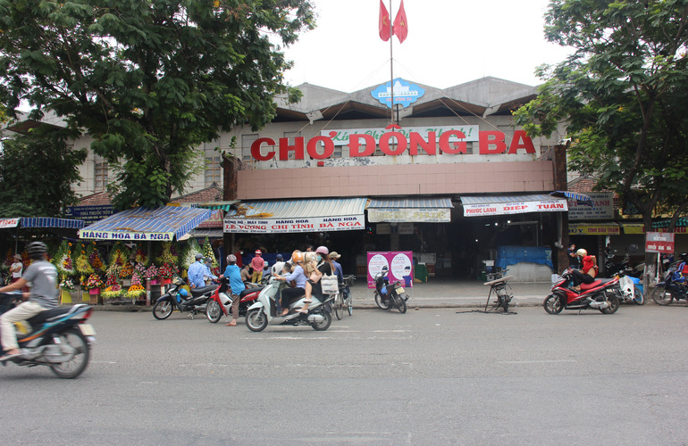 Dong Ba Market gate