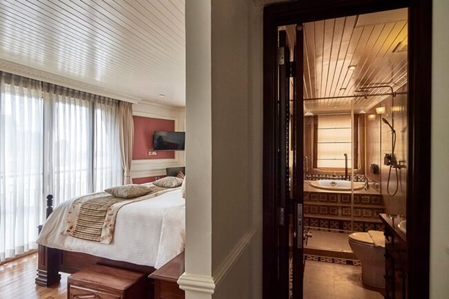 ROYAL & GRAND SUITE