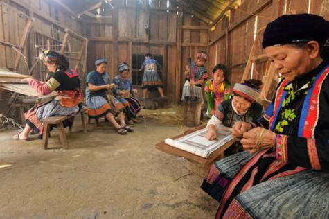 Asia Private Travels will take you to Lung Tam Village to visit a family where they make crafts and weave clothes
