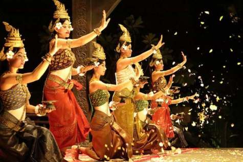 In the evening, immerse yourself in Khmer culture by watching a traditional Khmer Apsara dance show.
