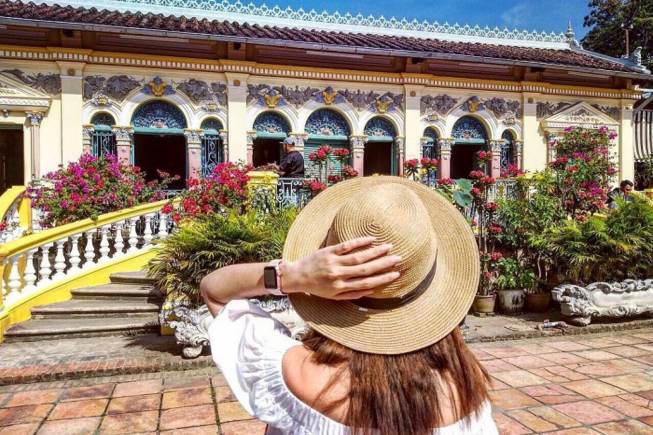 visit Binh Thuy ancient house