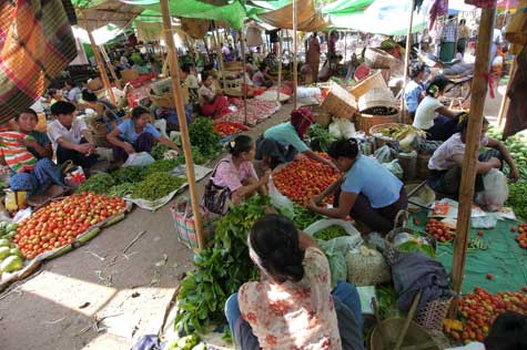 A visit to the energetic NyaungOo Market