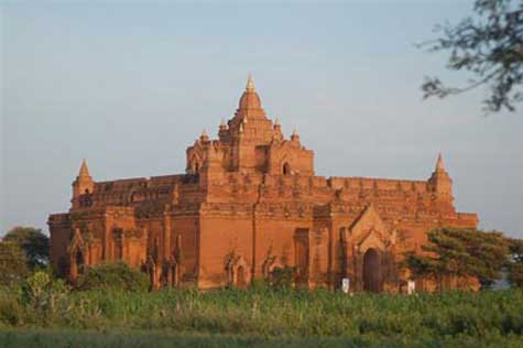 As evening approaches, Asia Private Travels staff will guide you to the Pyatthatgyi Temple.
