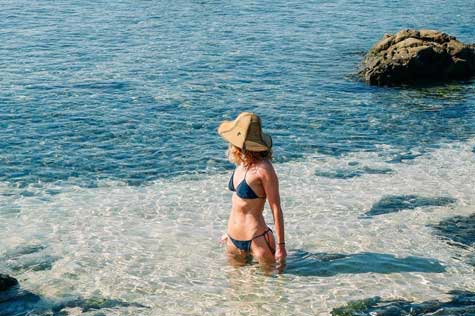 Lie down on the sand to record beautiful footage and the peaceful natural scenery of this land.