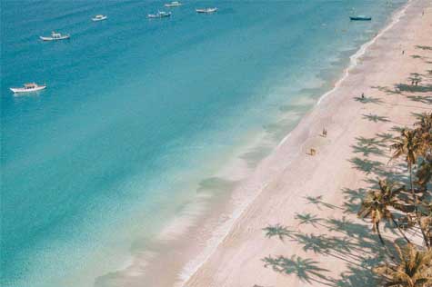 Snorkeling or a boat trip should be a great idea to discover the blue sea of Ngapali