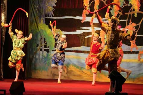 Charming traditional dance of the people of Myanmar.