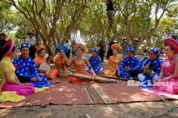enjoy the Southern Vietnamese traditional music performed by locals