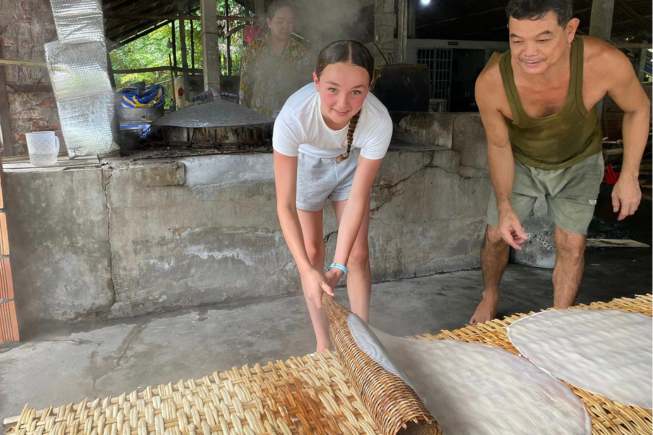see the process of making rice paper rolls in Cai Be