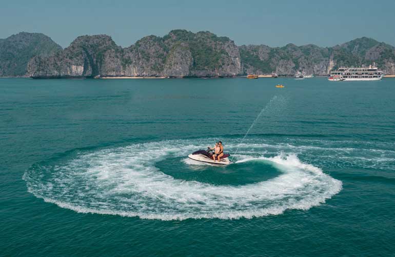 Have fun on Halong Bay