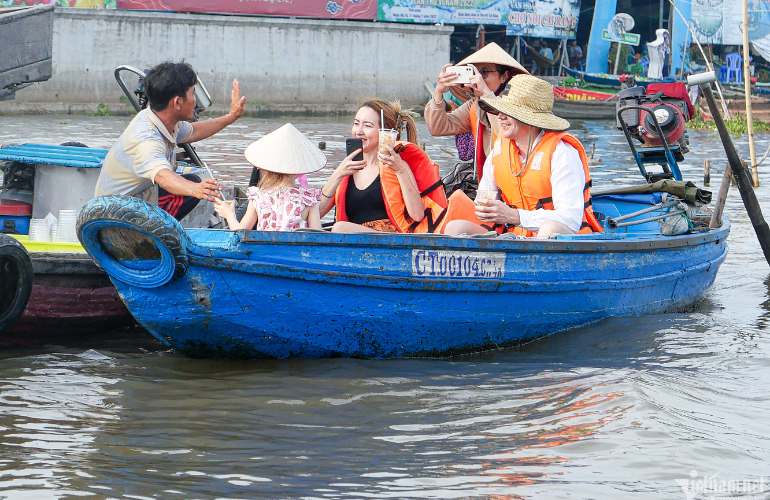 Trying Local Food and Drinks in Cai Be Floating Market