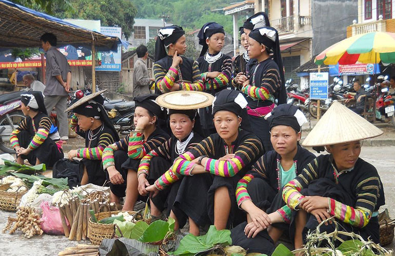 Visit local market in Pu Luong